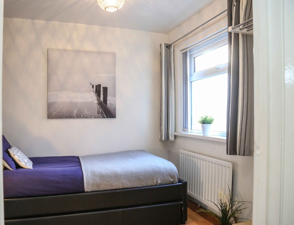 Perfect City Center Location, Parking, 4 Beds