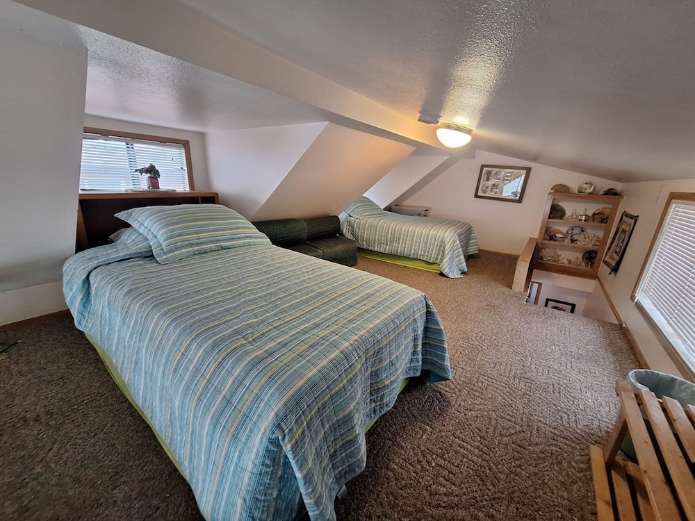 Luxurious Oceanfront Cabin 7 Getaway w Hot Tub