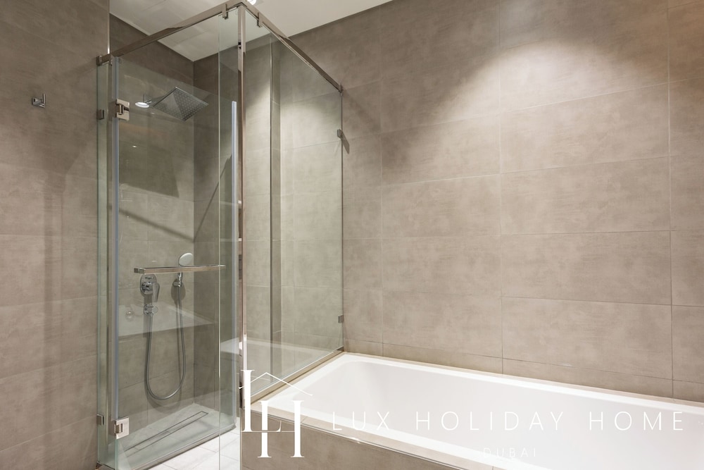 LUX | 2BR Lagoon View – District One, 10–15 min Burj Khalifa