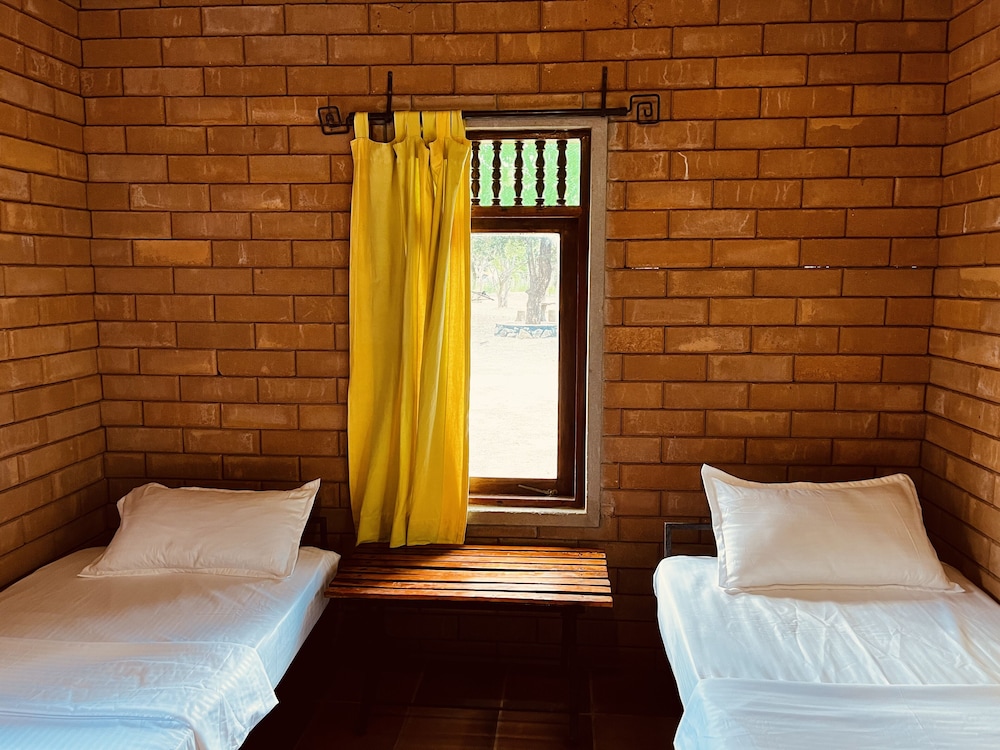 Funky Leopard Safari Lodge Bordering Yala National Park - Hostel