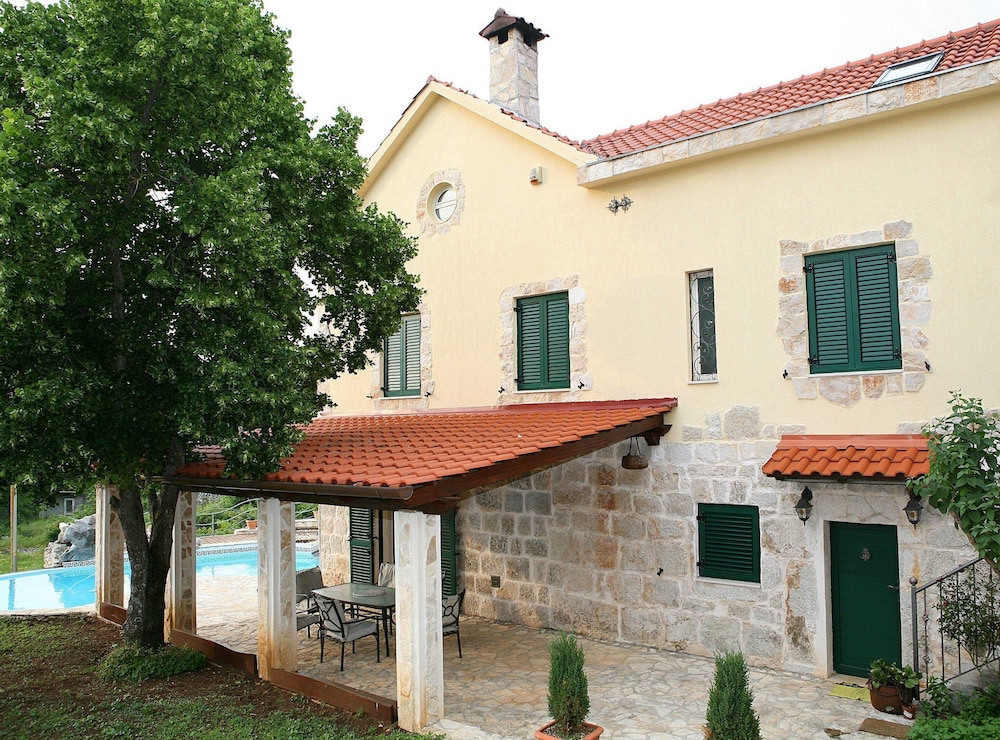 Authentic Dalmatian Hillside Escape With Pool, Sauna & BBQ