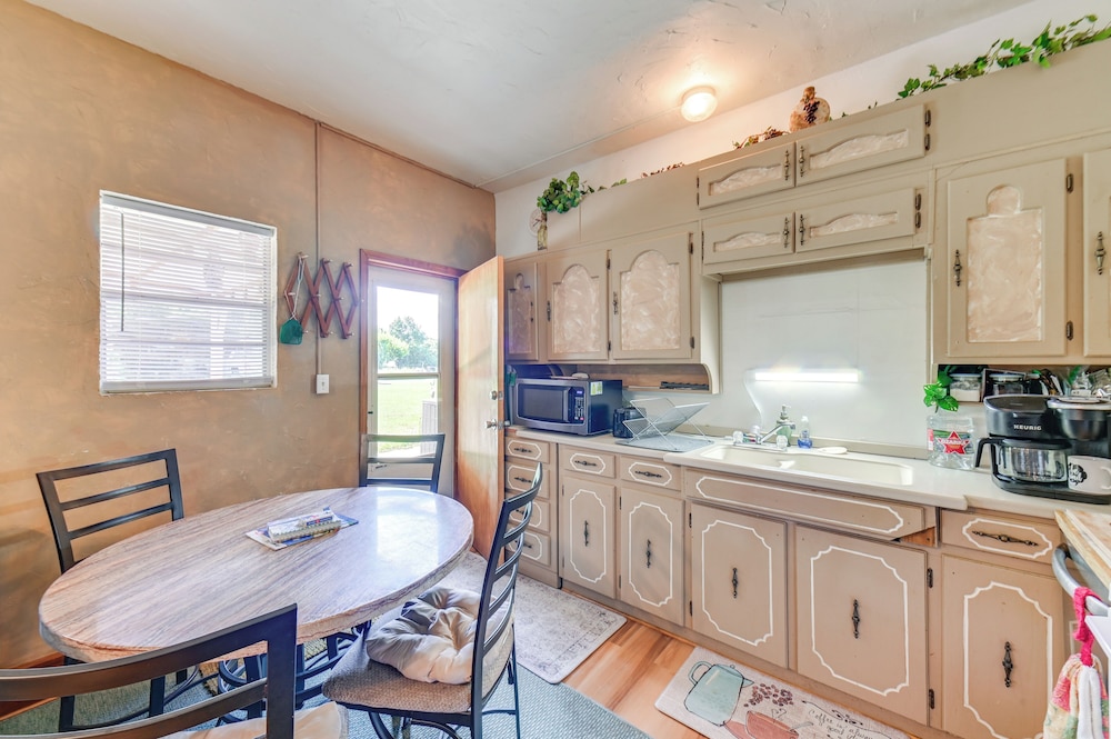 1 Mi to Boat Ramp: Lake Texoma Getaway w/ Deck