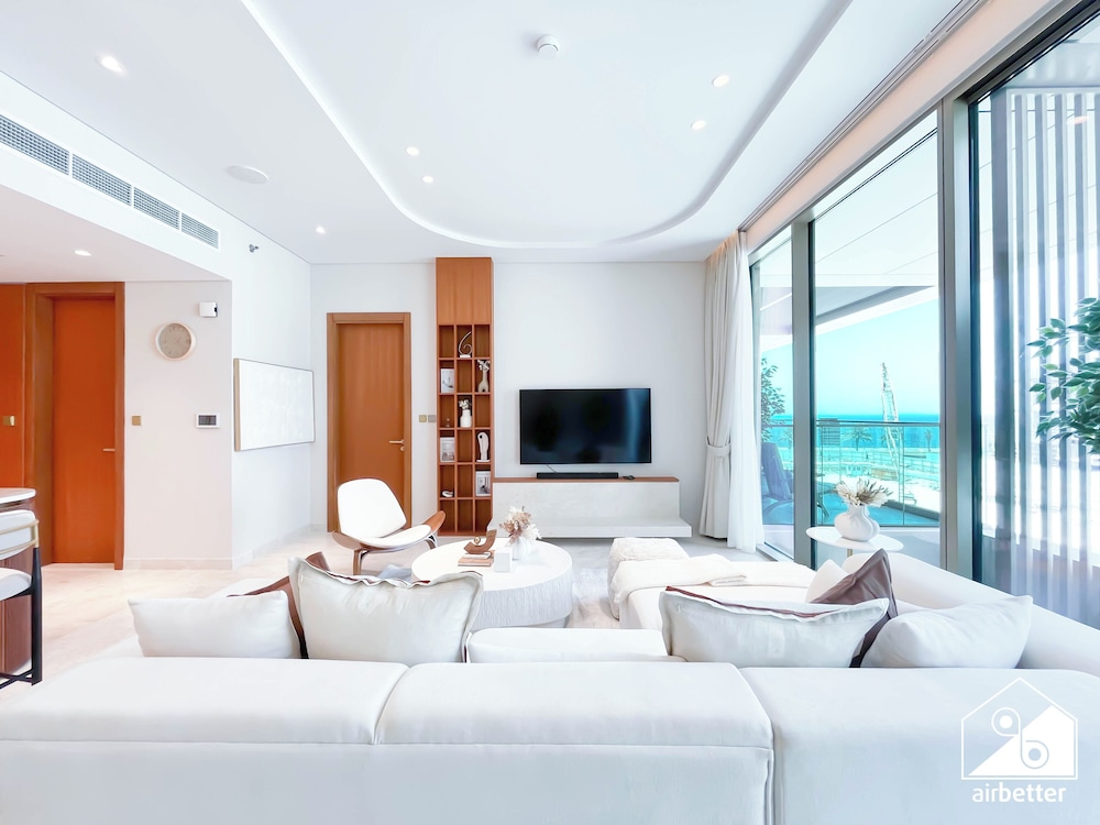 Luxury Beachfront 1BR on Palm Jumeirah & Balcony