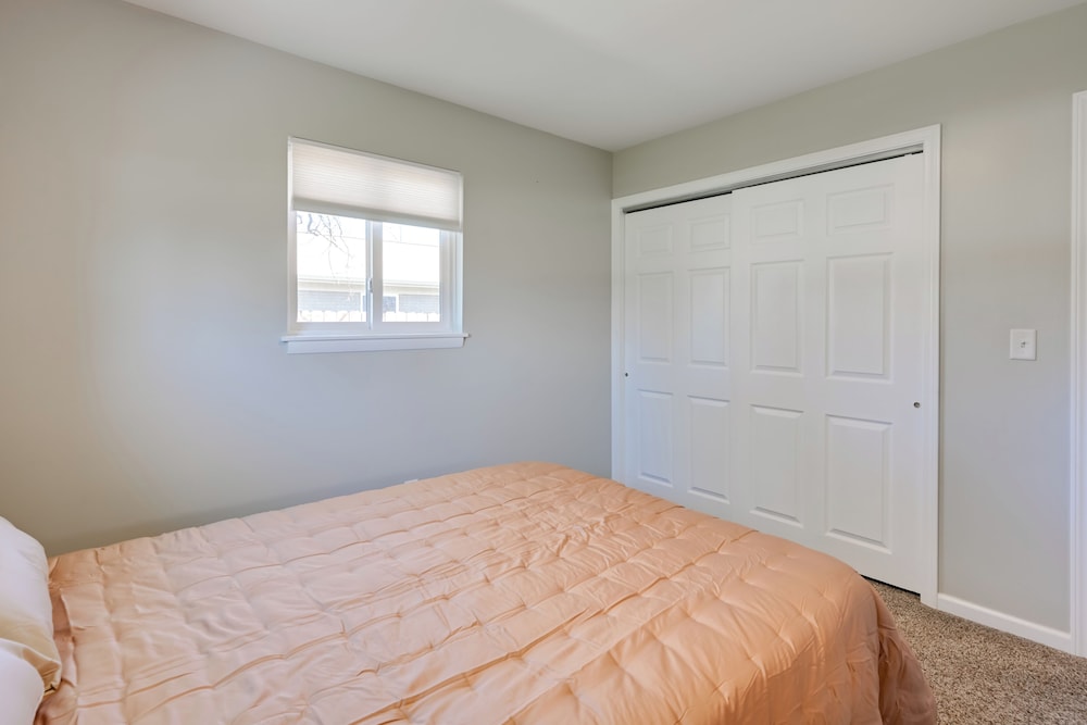 3 Mi to Dtwn Saginaw: Spacious & Updated Home!