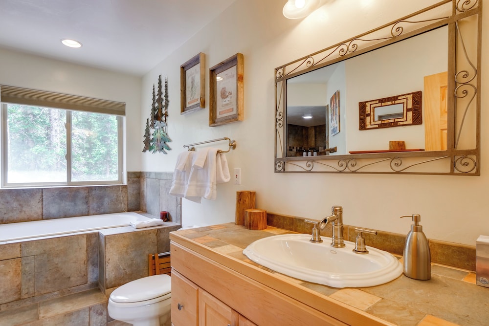 Hot Tub + Game Room: Fairplay Cabin Near Hiking