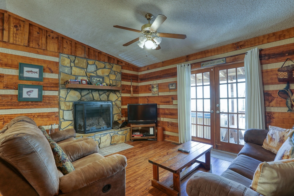 Creekside Memories - 2 Bedrooms, 2 Baths, Sleeps 6 Cabin by RedAwning