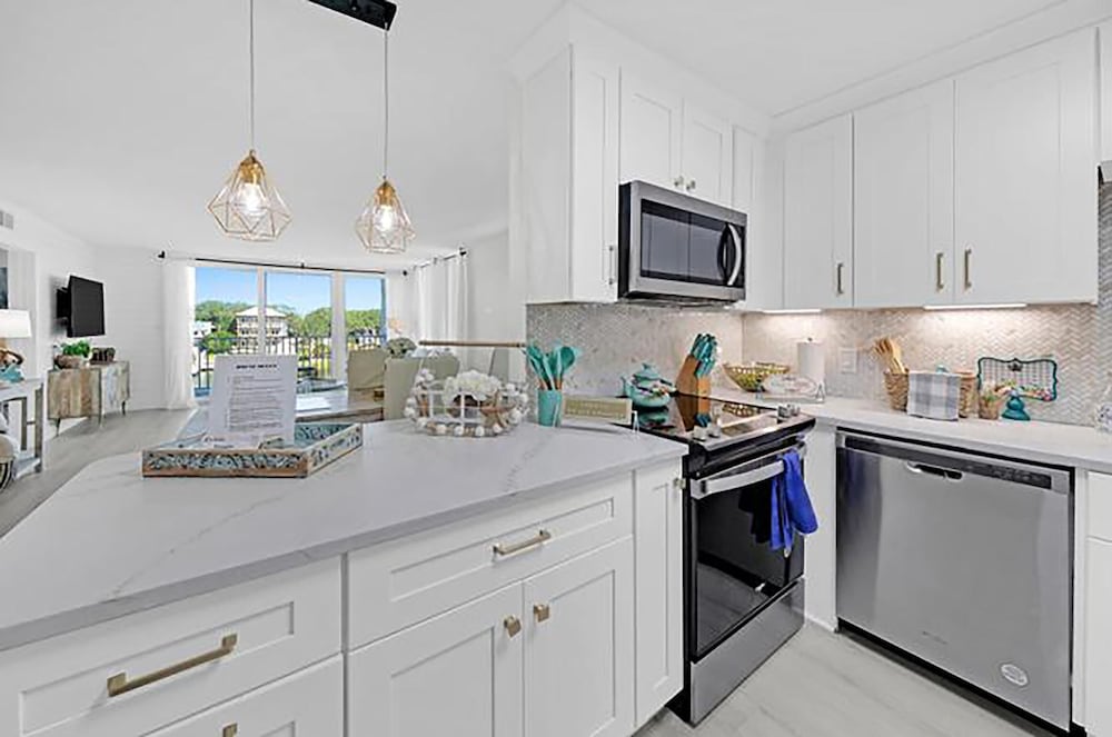 Dolphin Point #401c