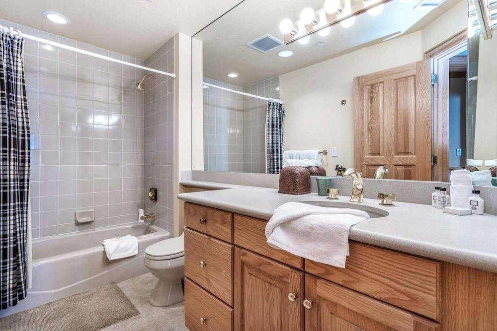 Ski in, Ski out 3 Bedroom in Beaver Creek Village With Excellent Mountain Views