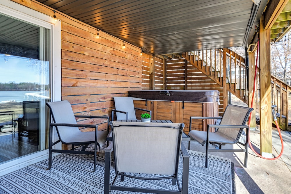 Boat Dock, Hot Tub & Deck: Lakefront Nekoosa Home!