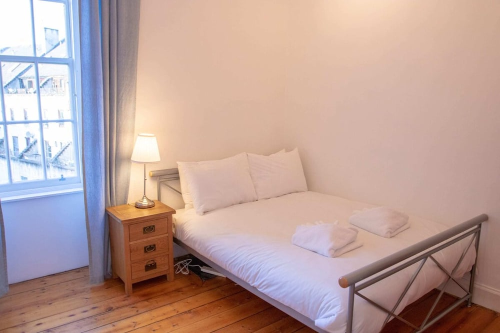 2 Bedroom Property near Old Town & Grassmarket