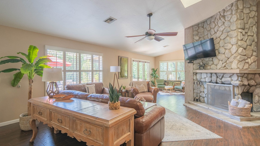 Scottsdale Gem W/pool in Private and Serene Yard!