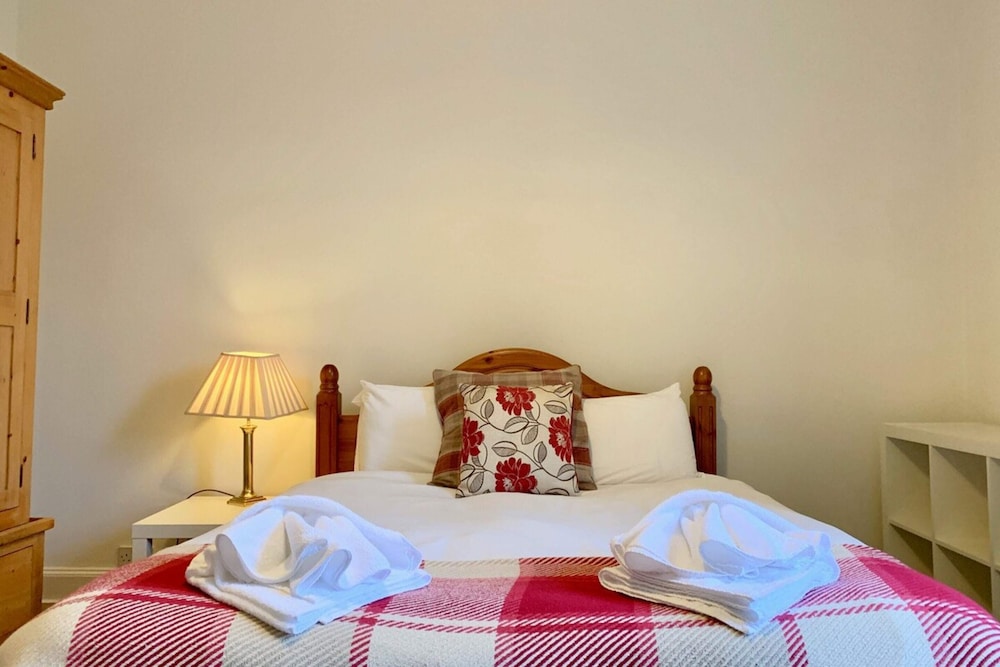 Spacious and Bright Polworth Flat
