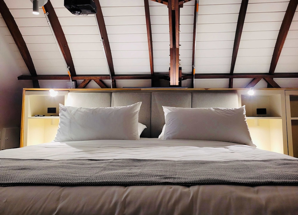 6BR Designer Retreat With Jacuzzi Near Provenza