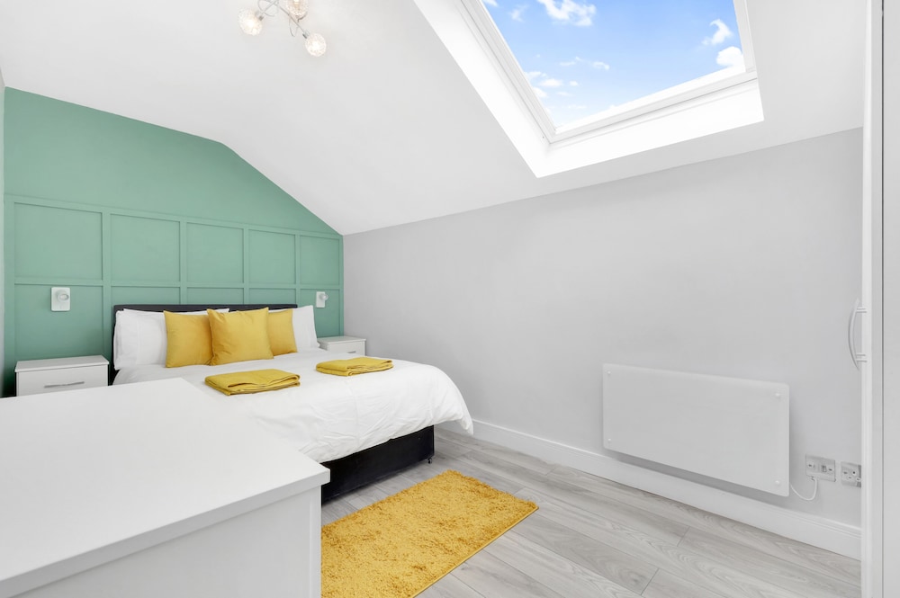 Stylish 4-bed Apartment - Parking & Central Links