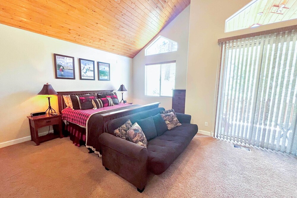 Mammoth Lakes Townhome - 10-min Walk to Village!