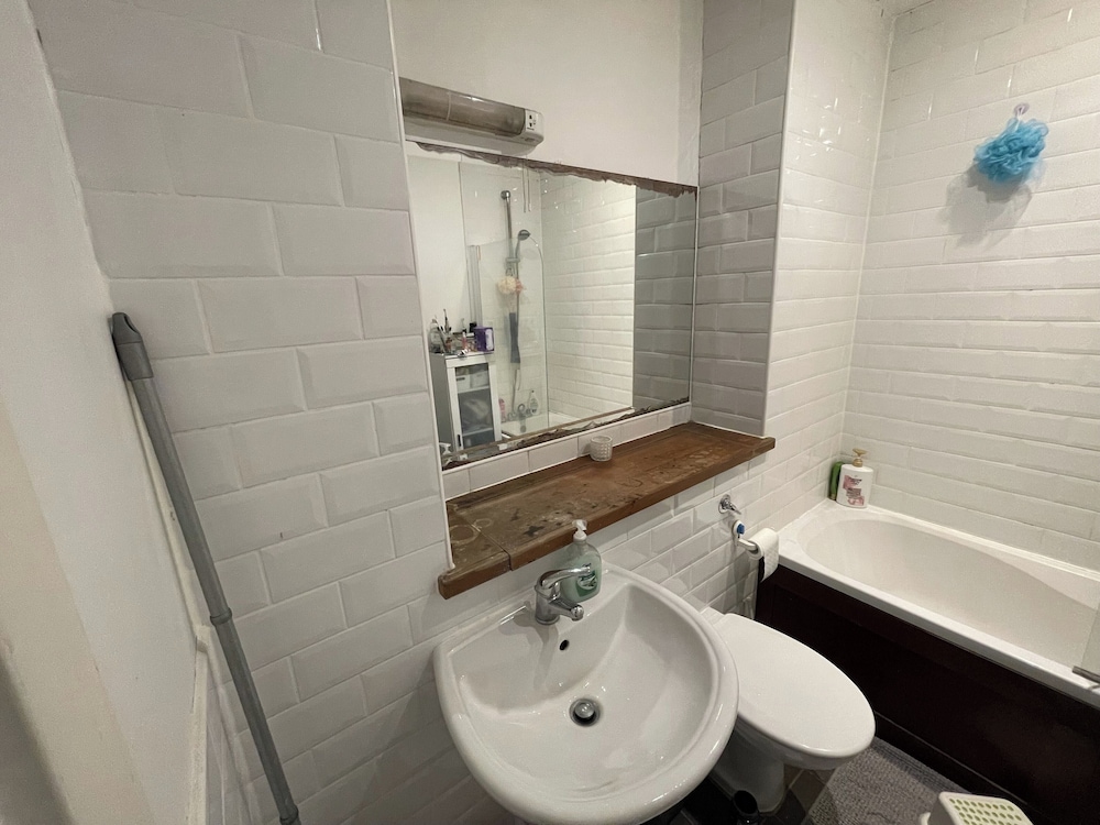 Central Dublin 2-bed Apartment -sleeps 5 & Parking
