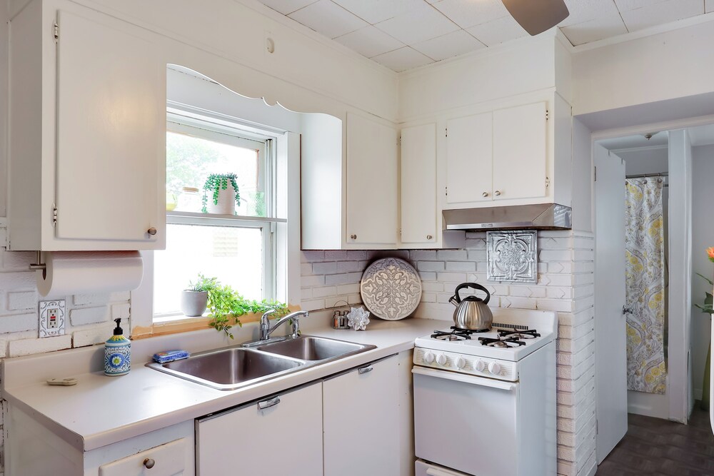 5 Blocks to Beach: Apt w/ Balcony in Ocean Grove!