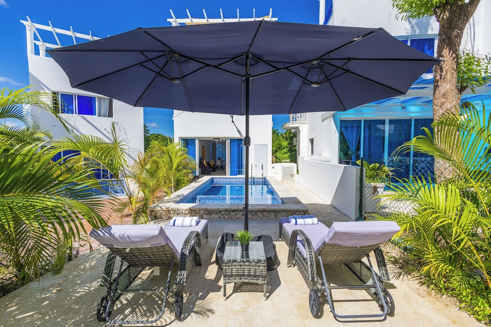 3-BR Villa with Pool & Rooftop Jacuzzi