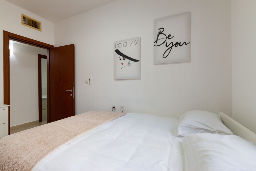 Stylish & Cozy Seaview Vacation APT view 4