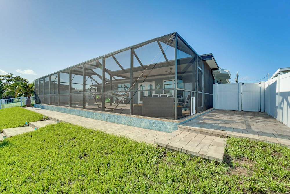 Private Dock & Pool: Port Charlotte Escape!