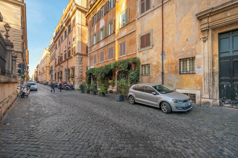 Via Giulia Apartments