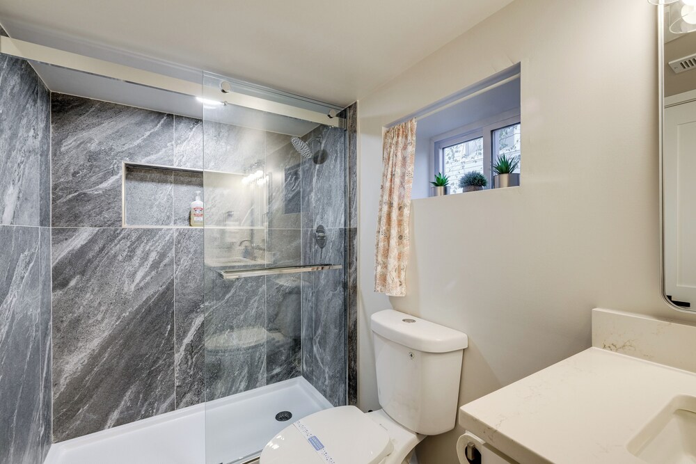 Walk to Metro & Dtwn Silver Spring! Sleek Apt