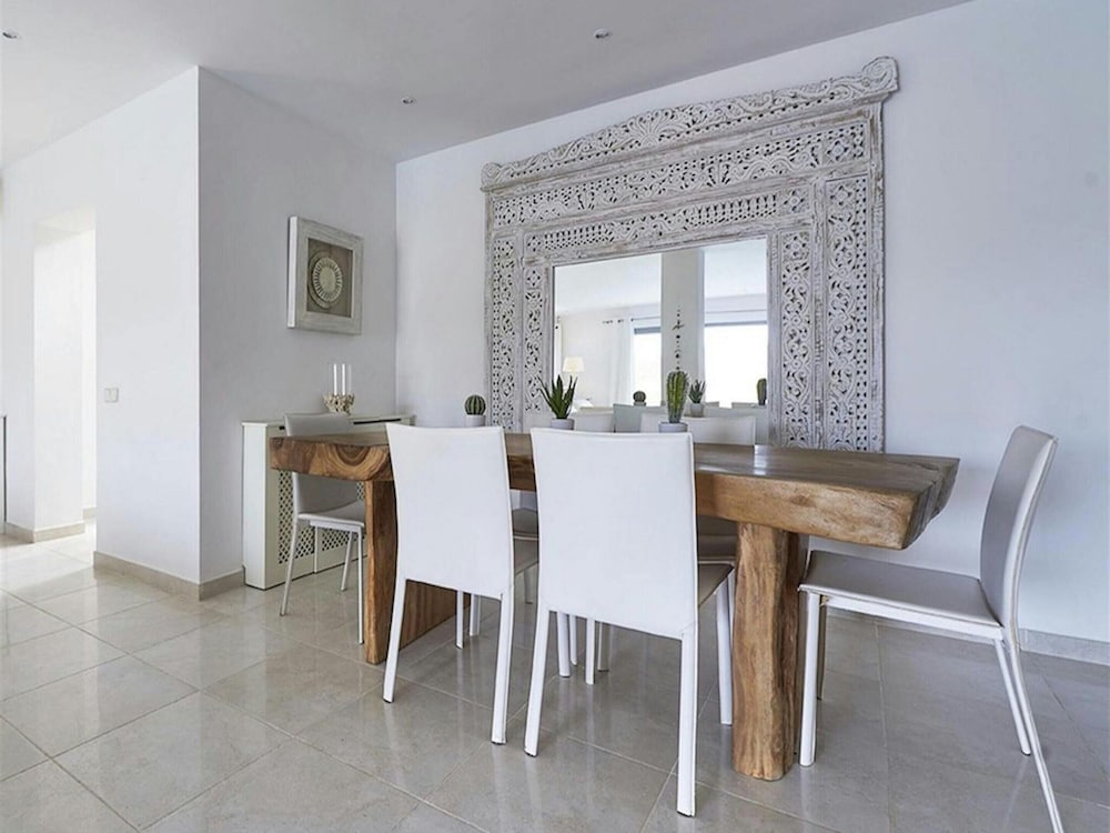 Exquisite Villa With Parking Space