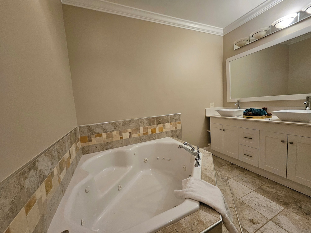 Heated Pool King Bed Jacuzzi Bath Arcade