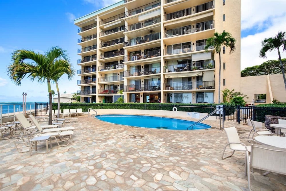 Spacious Oceanfront Hideaway Ground-level Paradise