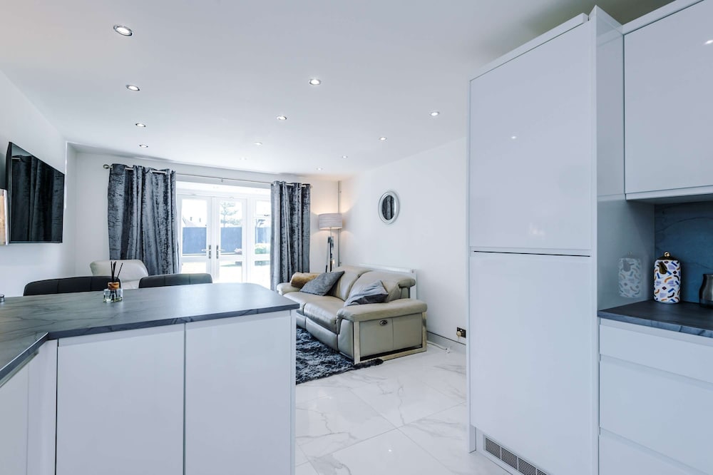 Modern 1BR Apartment in Whitefield