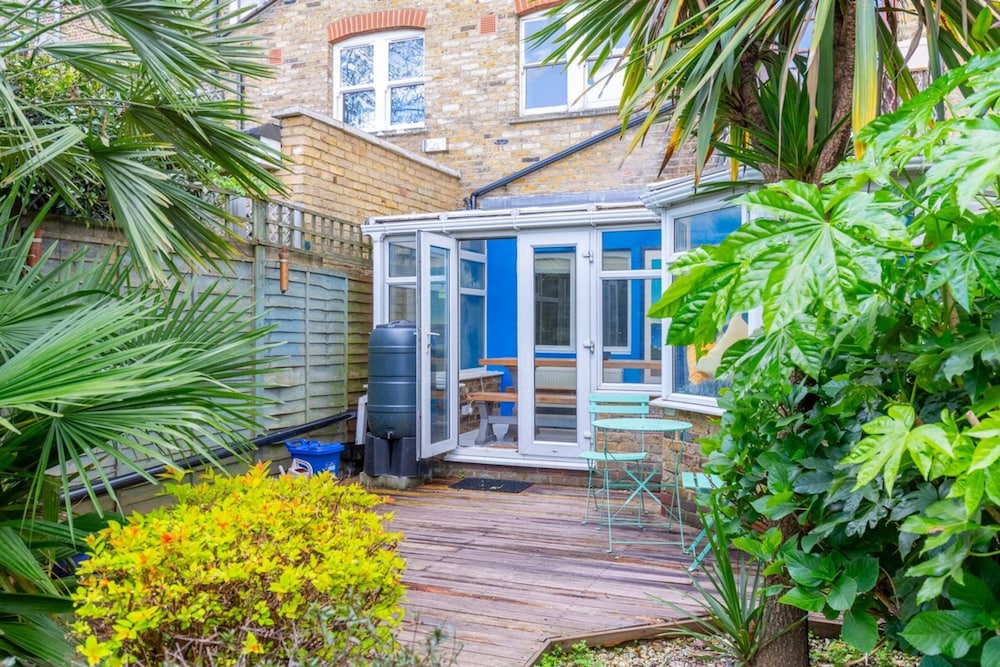 Gorgeous 2BD Garden Getaway, Victoria Park
