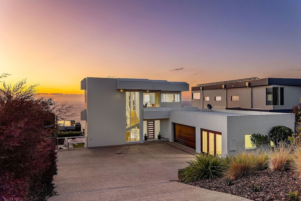 Clifftop Family Retreat With Views Pool