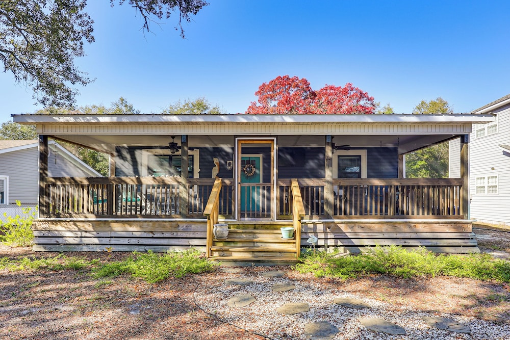 Play & Unwind, Oak Island Home < 2 Mi to Beach!