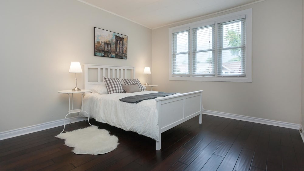 Applewood Suites - Danforth Avenue - Image 5