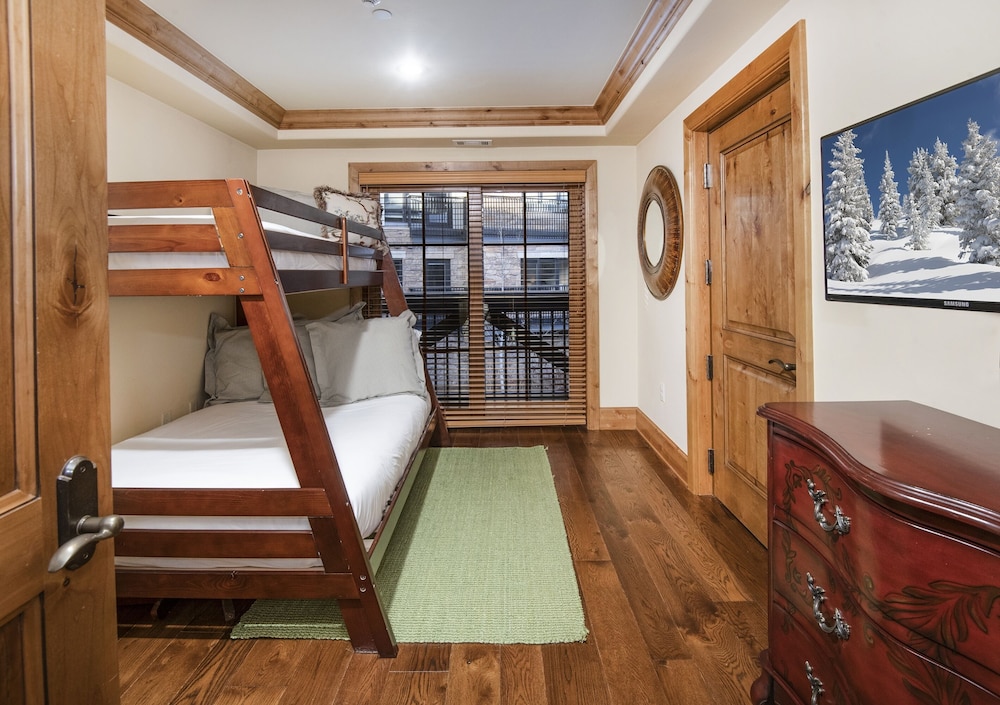 Vail Mountain View #402 4 Bedroom Condo