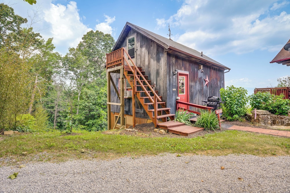 Cozy Luray Cabin w/ Views: Near Hiking Trails!