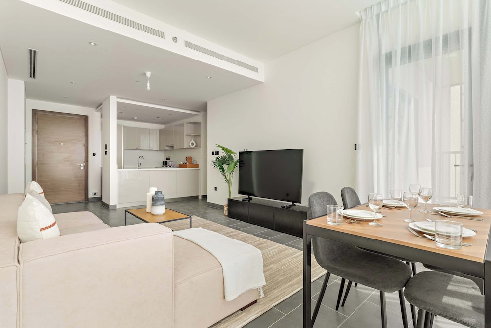 Spacious 2BR in The Crest With Pool and gym