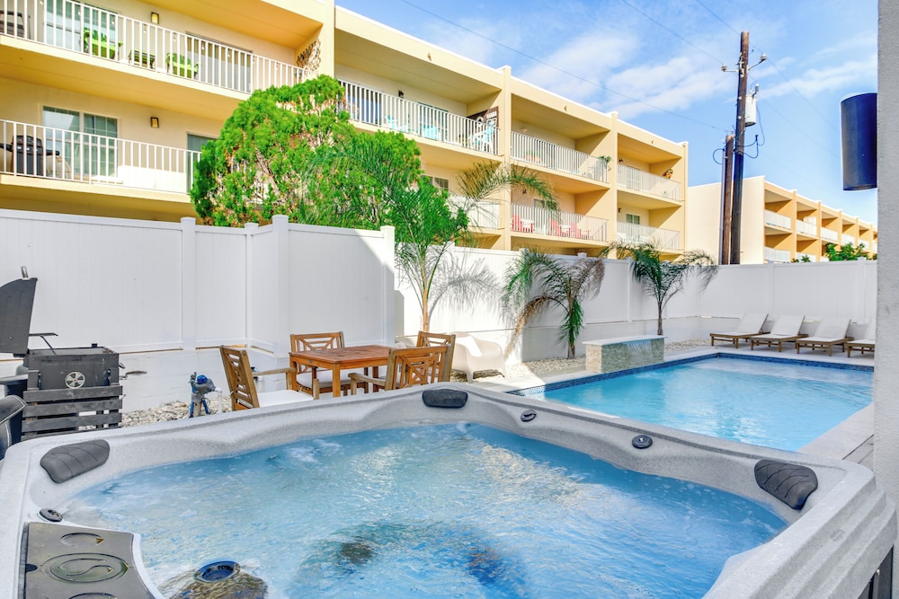 1 Block to Beach: South Padre Island Paradise!