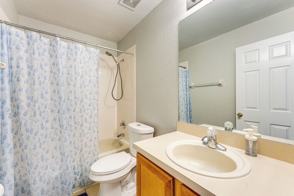 9 Mi to Disney: Gated Resort Escape w/ Pool Access