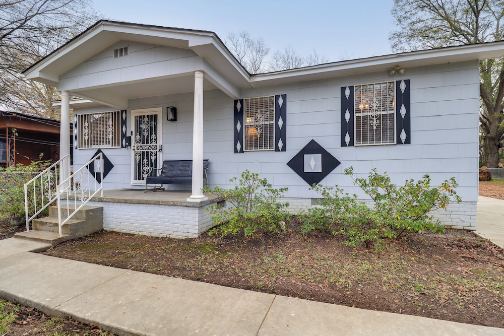 3 Mi to Mississippi Stadium: Cozy Jackson Getaway!
