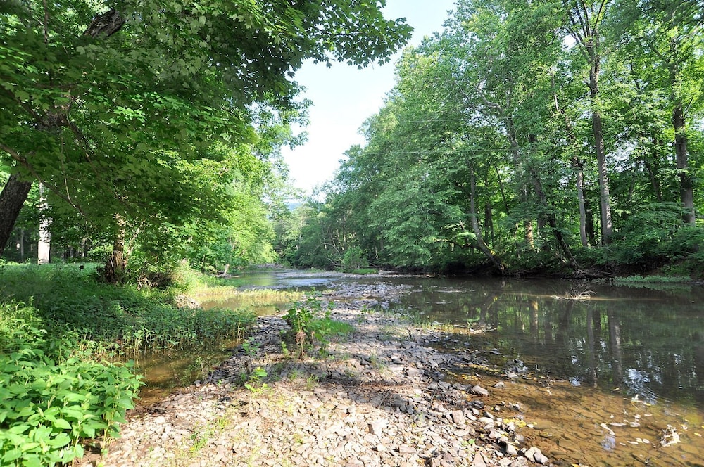 Sleepy Creek - Creekside Escape view 4