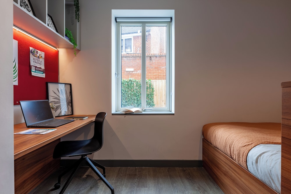 Students Only Straits Egham - 40 mins to Waterloo - Direct Bus to Heathrow