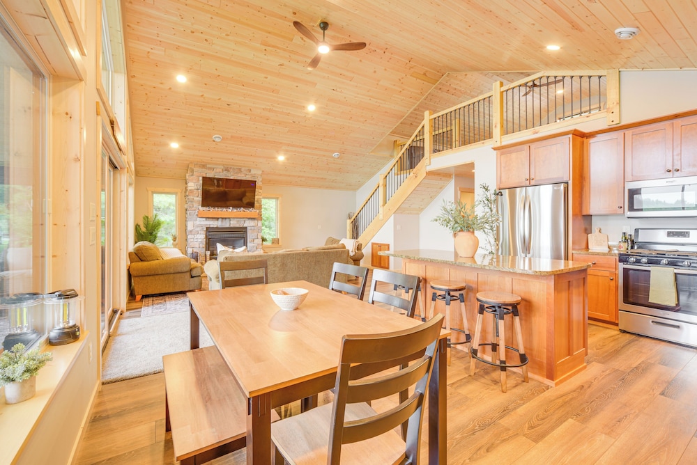 Boat Dock, BBQ & Fireside Fun: Clam Lake Cabin
