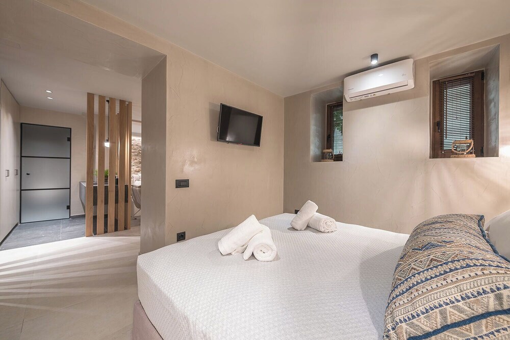 Apollonos 28 Luxury Suites