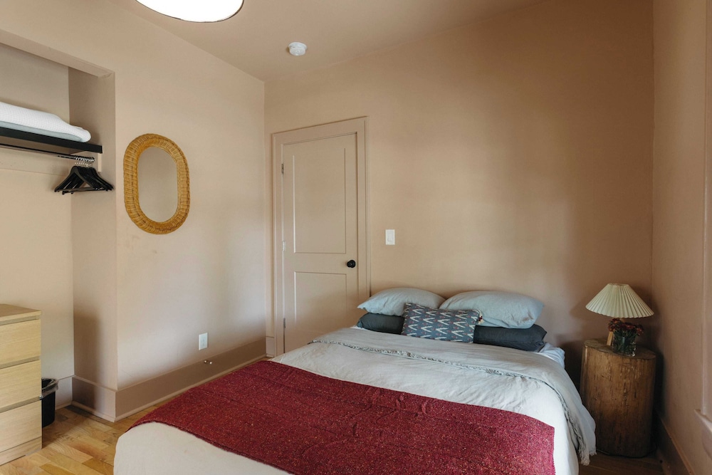 East Nashville Retreat w/ Fireplace, Backyard Firepit, Outdoor Dining & Minutes From Downtown Music, Food & Nightlife Chapel House by Avantstay