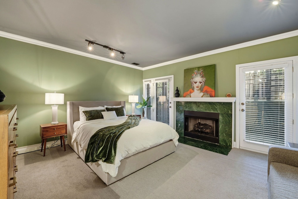 Modern 4-bedroom Townhouse in River West
