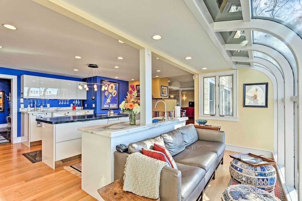 Vibrant Sterling Lakefront Lodge w/ Kayaks
