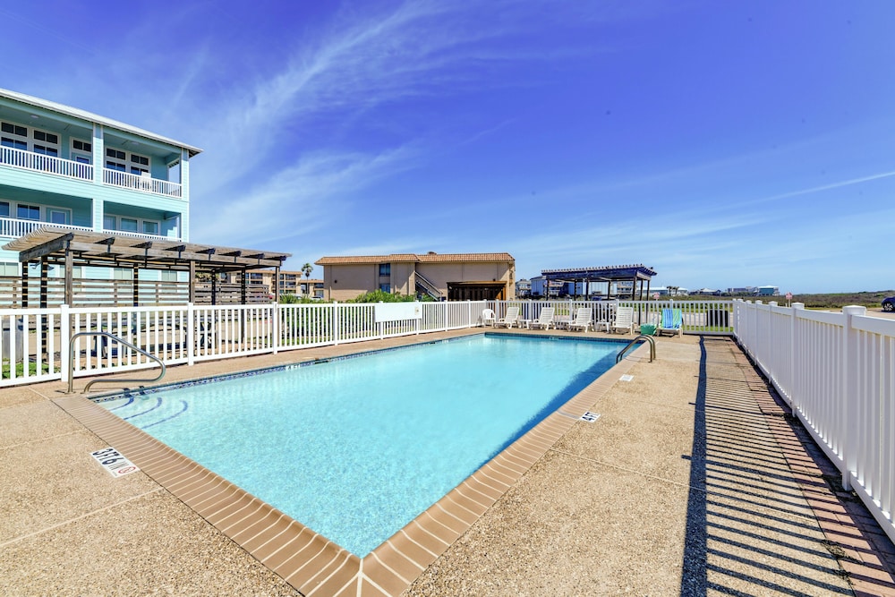 Steps to Beach & Boardwalk: Condo in Port Aransas!