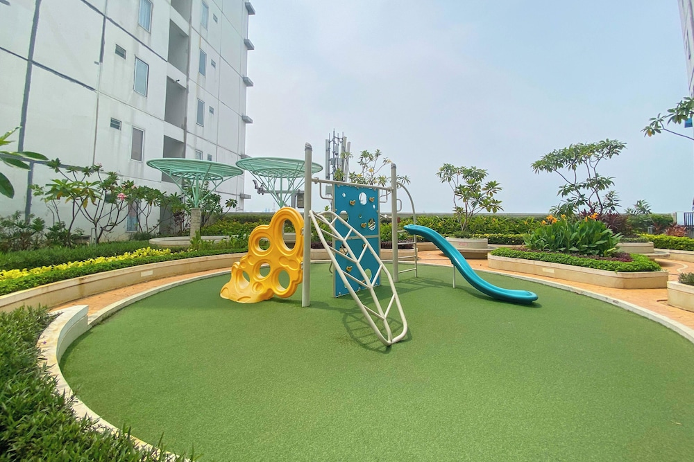 Best And Homey 2Br At Bassura City Apartment