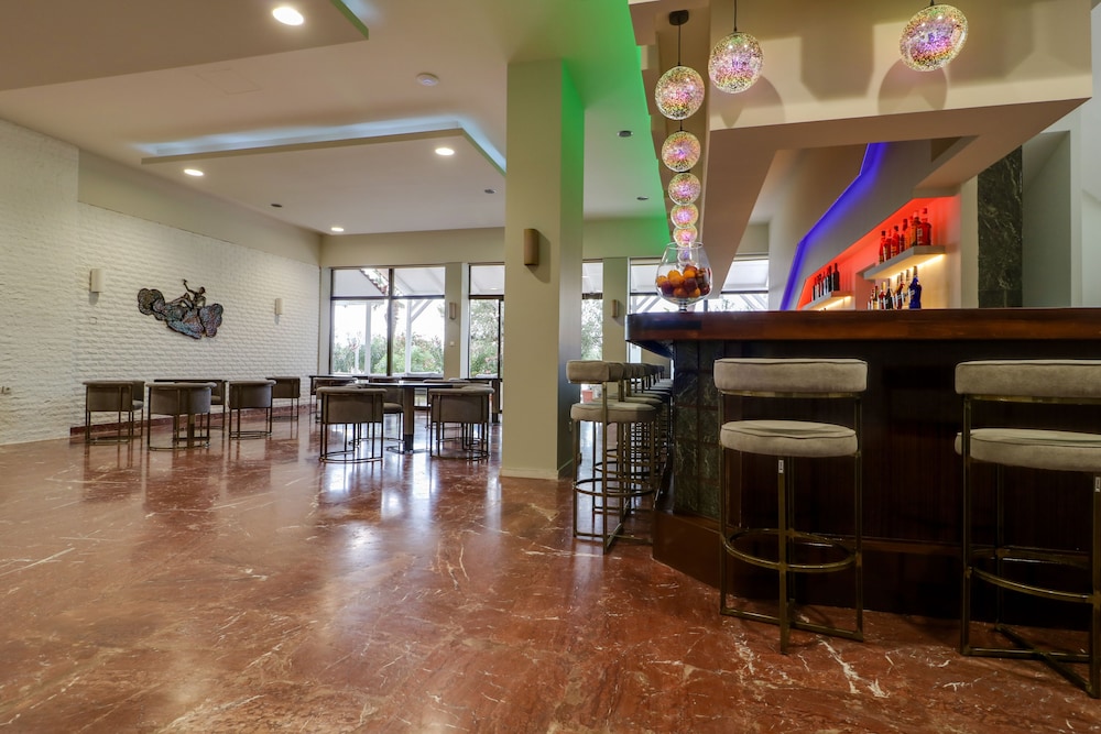Calamos Beach Family Club Hotel